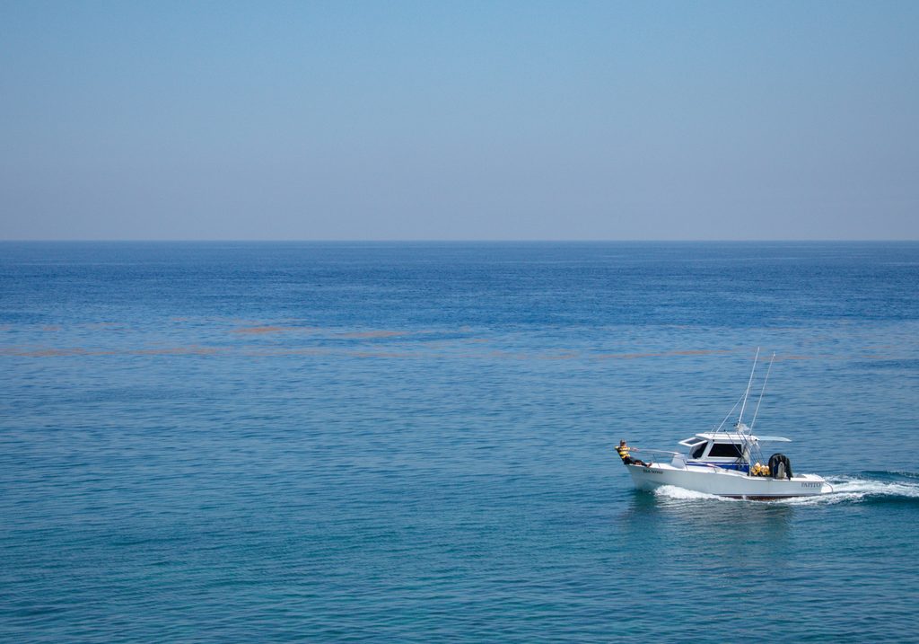 Motor boat on Grand Cayman Island (photo designed by Magnific.com)